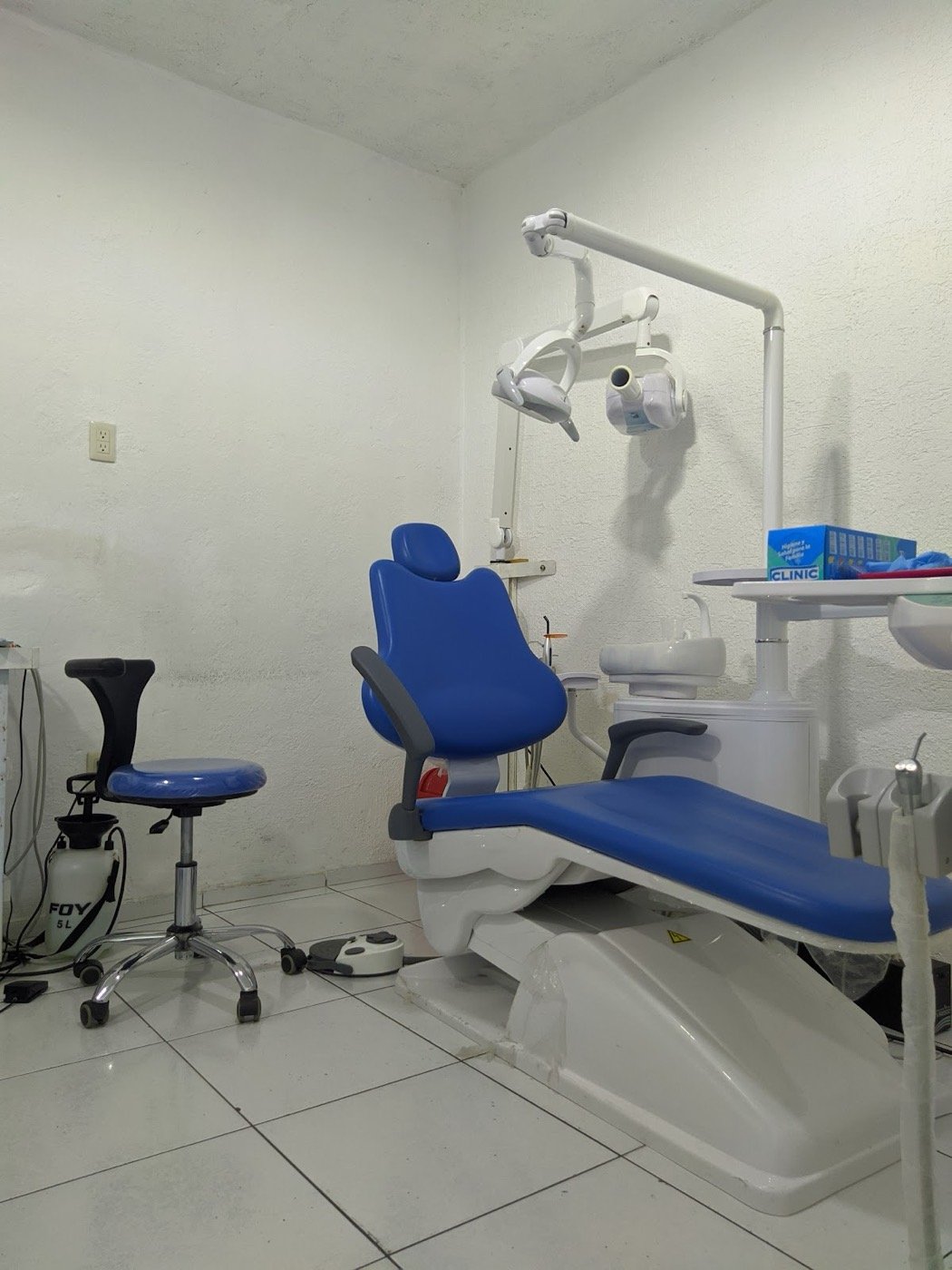 Sillón dental azul del consultorio